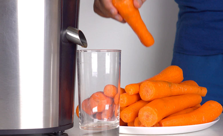 Cách làm nước ép cà rốt nguyên chất: ép nước