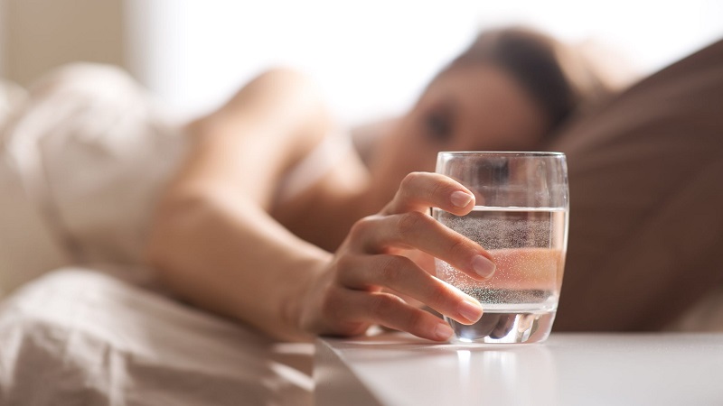Uống một cốc nước muối có thể giúp ổn định huyết áp tạm thời cho người bệnh